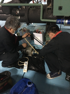 螺桿機(jī)更換冷凍油維保圖片